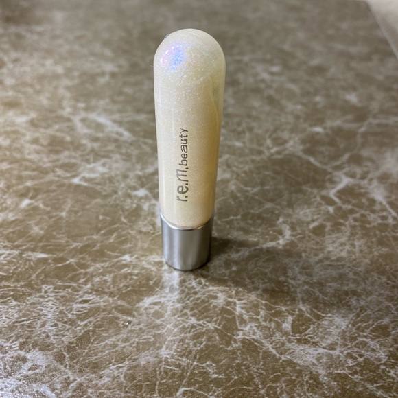 R.E.M Beauty On Your Collar Plumping Lipgloss - Picture 4 of 4